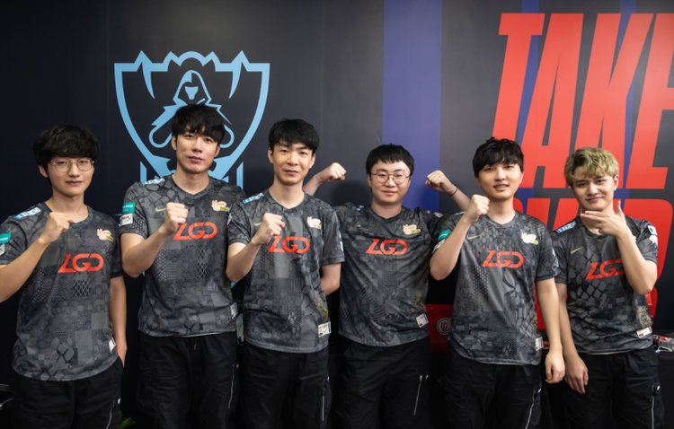 以戏剧性的 以戏剧性的