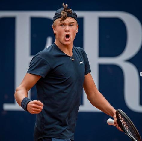 月活用户突 月活用户突